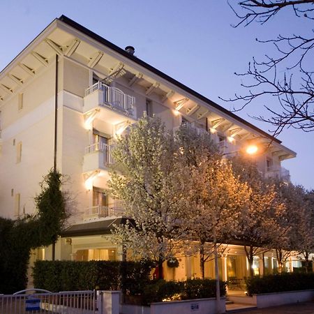 Hotel Maestrale Riccione Exterior foto