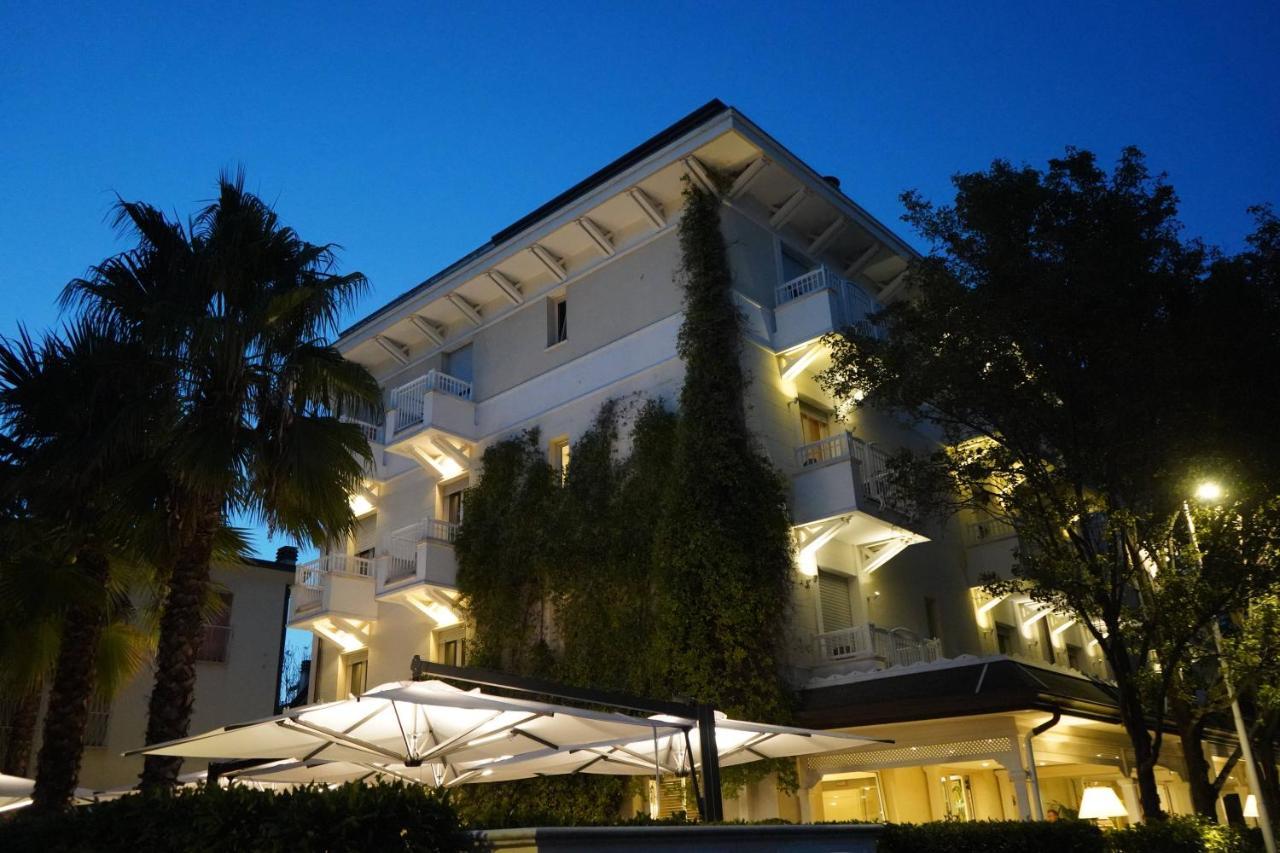 Hotel Maestrale Riccione Exterior foto
